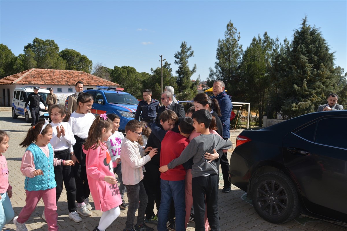 Uşak Karahallı Kaymakamı Mahalleleri Gezdi