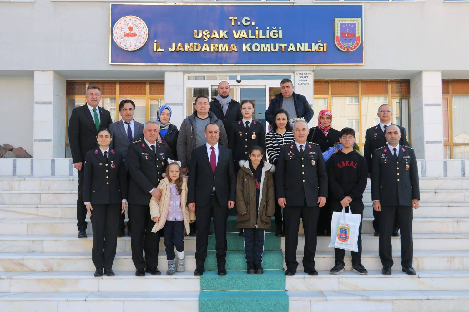 En Güzel Cumhuriyet Resmi Yapan Çocuklara Jandarma’dan Ödül