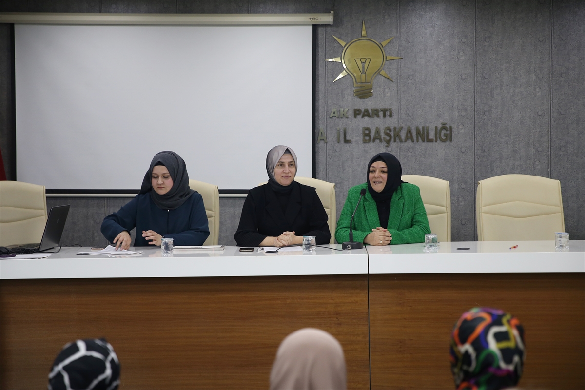 Manisa'da siyaset eğitimi alan kadınlara sertifika