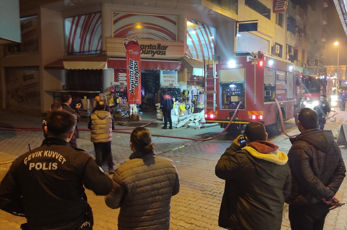 Ödemiş'te Alışveriş Merkezince Çıkan Yangın Korkuttu