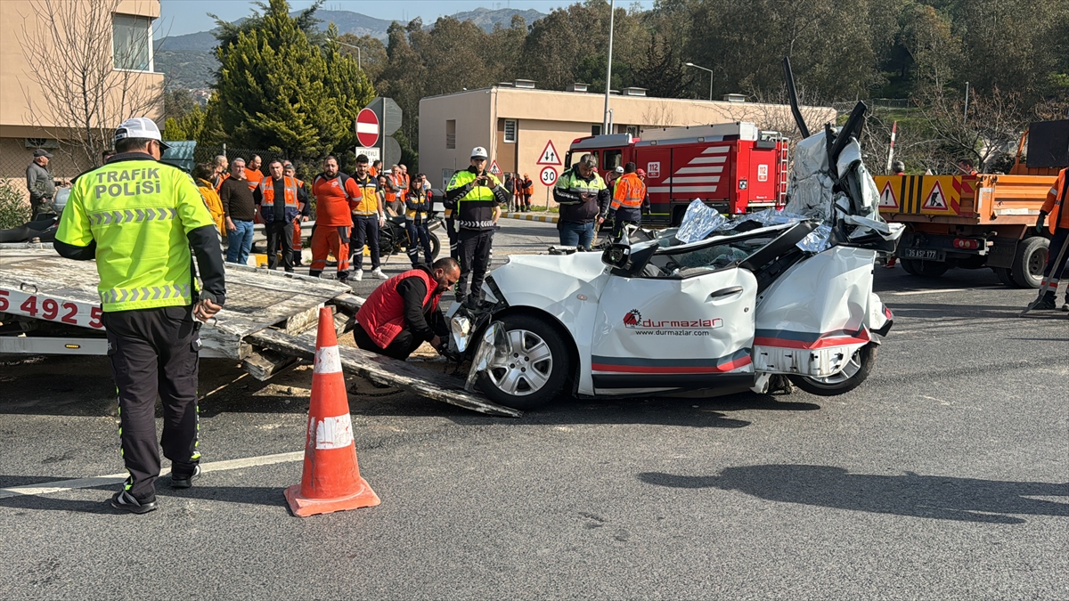 İzmir'de çarpıştığı iki tırın arasında kalan otomobilin sürücüsü öldü