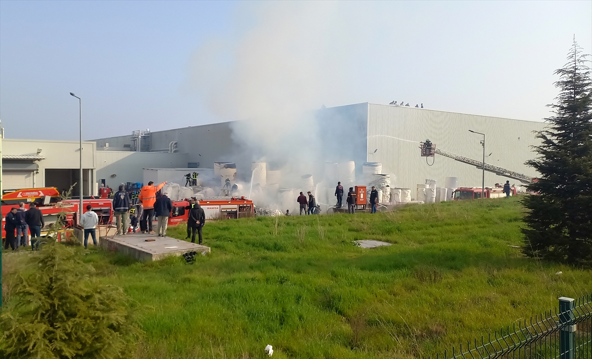 Manisa'da fabrikada çıkan yangın söndürüldü
