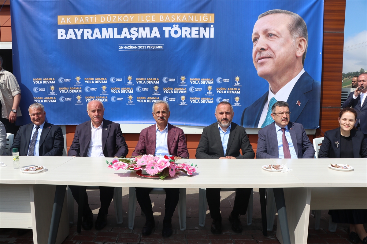 Bakan Uraloğlu, İzmir'de esnaf ve sanayicilerle buluştu: