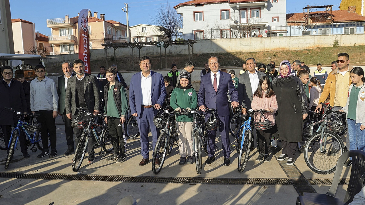 Uşaklı Gençler Bisikletle Sağlıklı Geleceğe