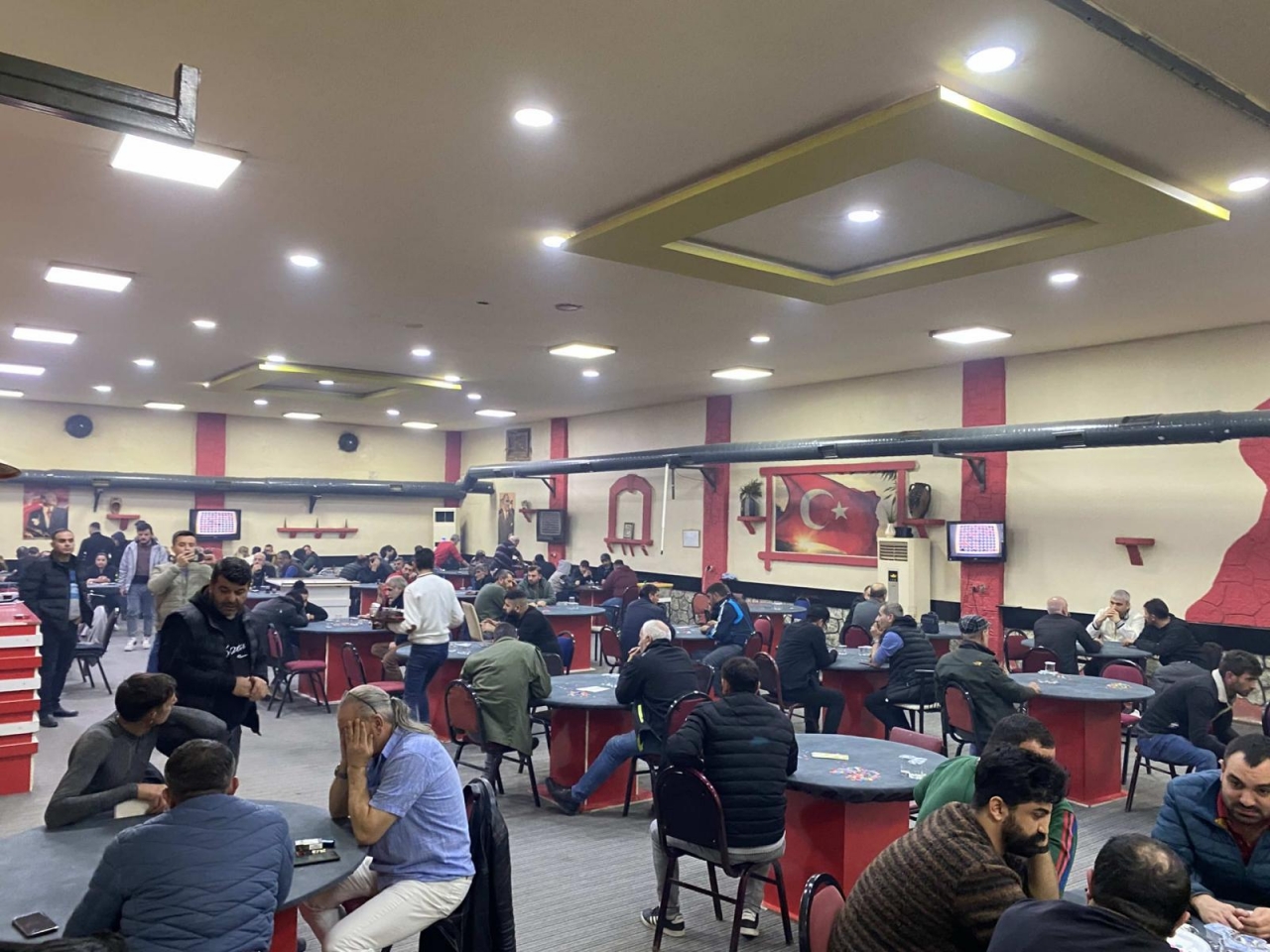 İzmir'de kumar oynayan 83 kişiye para cezası