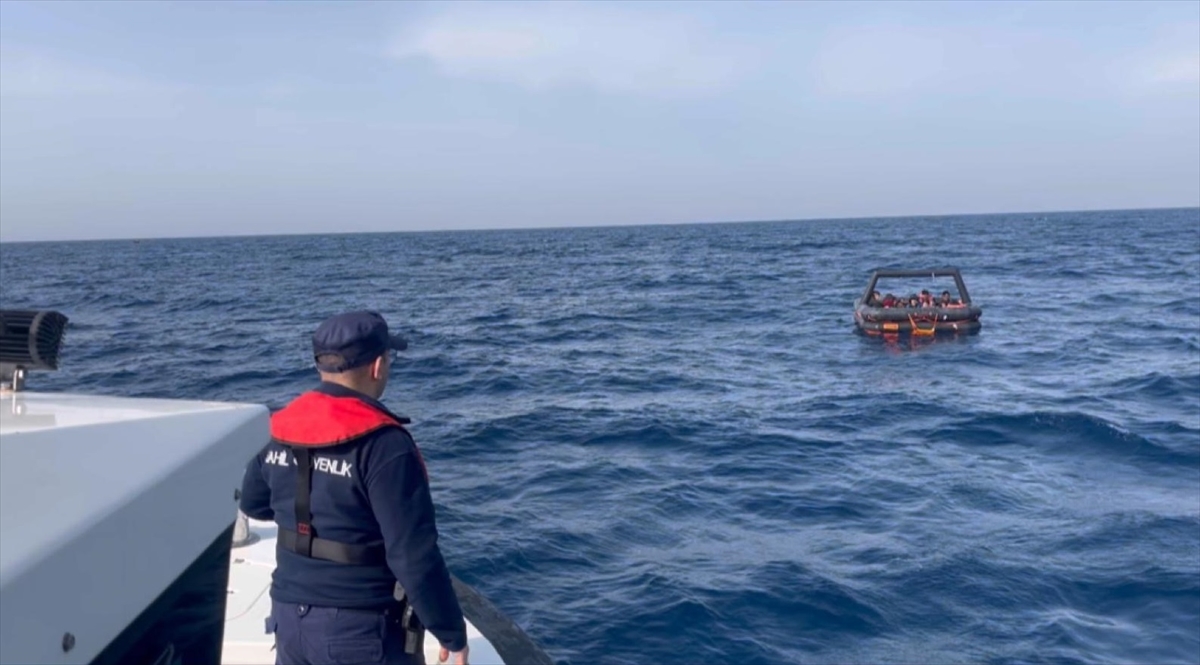 İzmir açıklarında 38 düzensiz göçmen kurtarıldı, 107 göçmen yakalandı