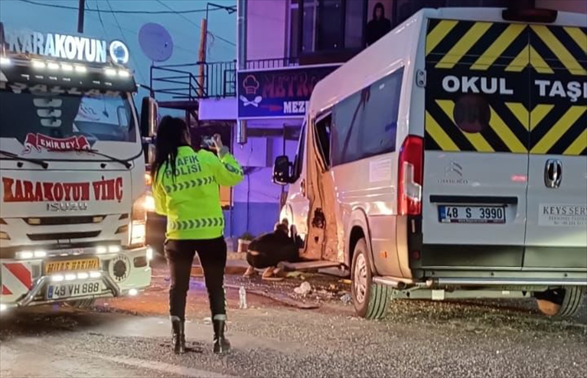 Muğla'da iki servis minibüsü çarpıştı, 28 kişi yaralandı