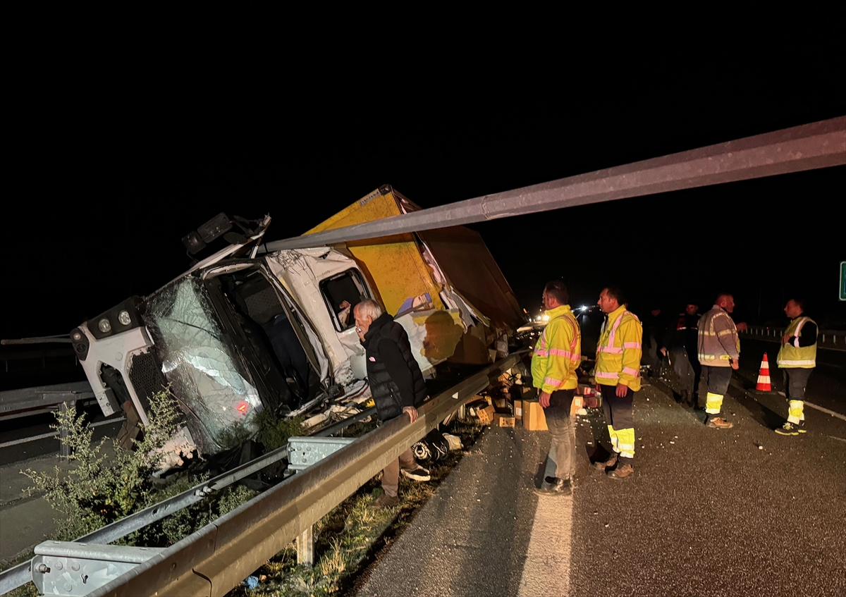 Manisa'da kamyon devrildi 1 kişi öldü, 1 kişi yaralandı