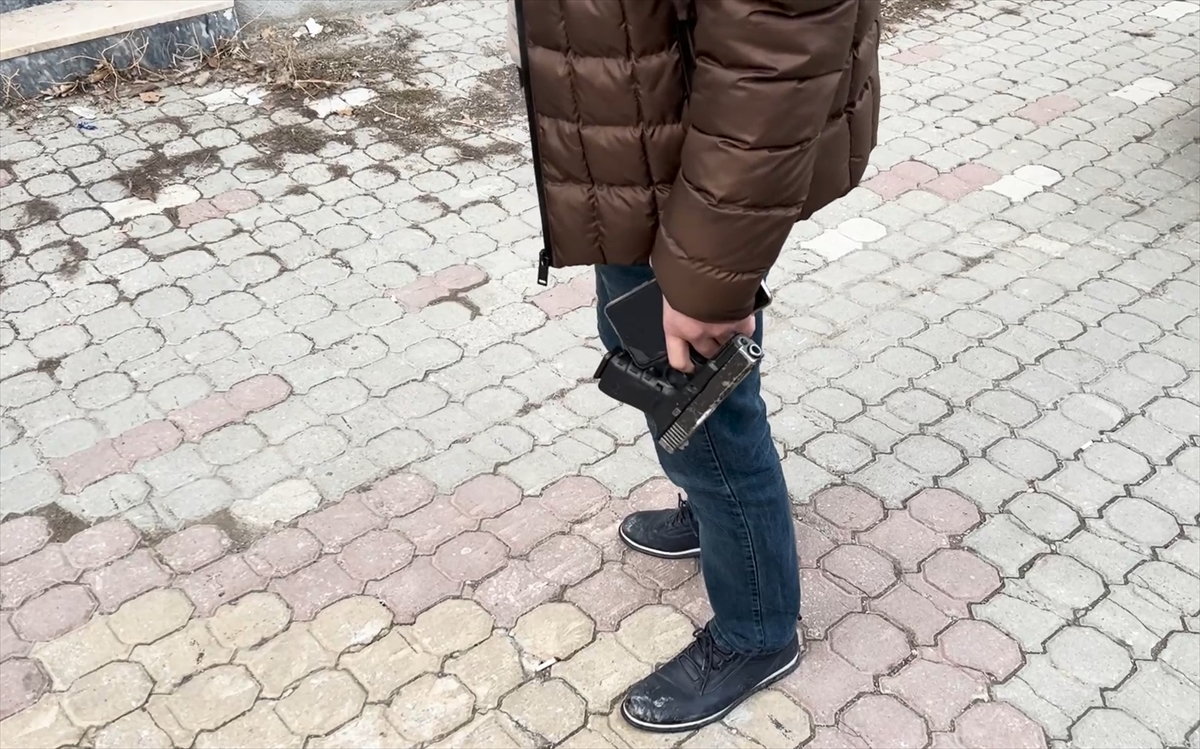 Nazilli'de park halindeki minibüs kurşunlandı