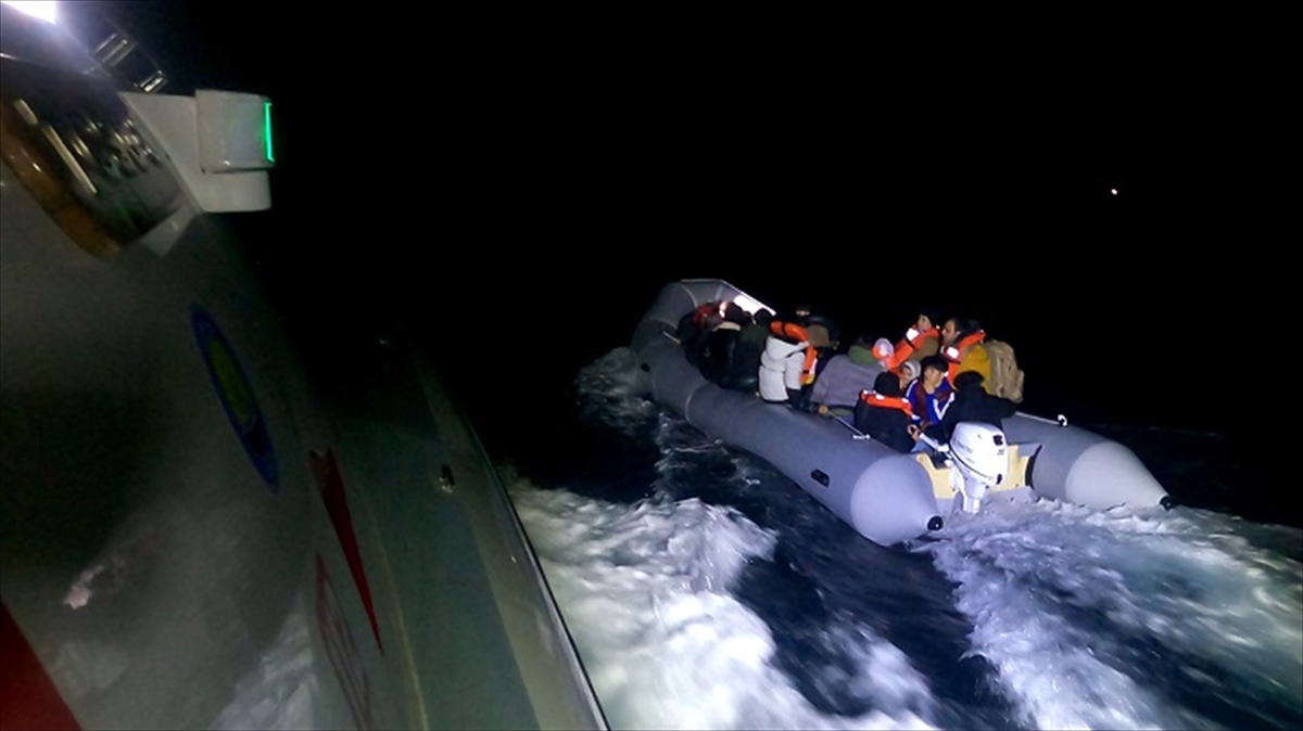 İzmir açıklarında 18 düzensiz göçmen kurtarıldı, 44 göçmen yakalandı