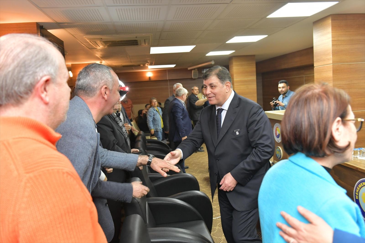 CHP'nin İzmir adayı Tugay, seçim çalışmasını Menemen'de sürdürdü