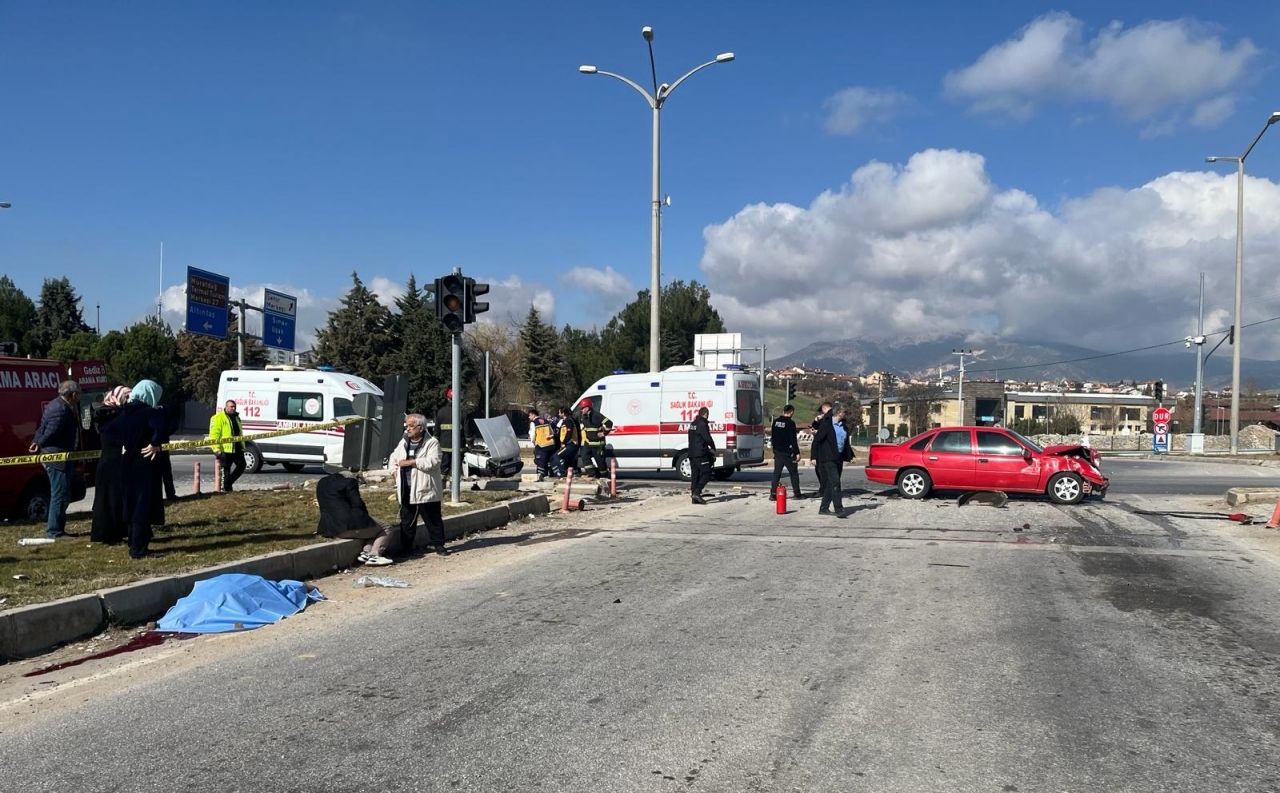 Kütahya'da iki otomobilin çarpıştığı kazada 3 kişi öldü, 2 kişi yaralandı