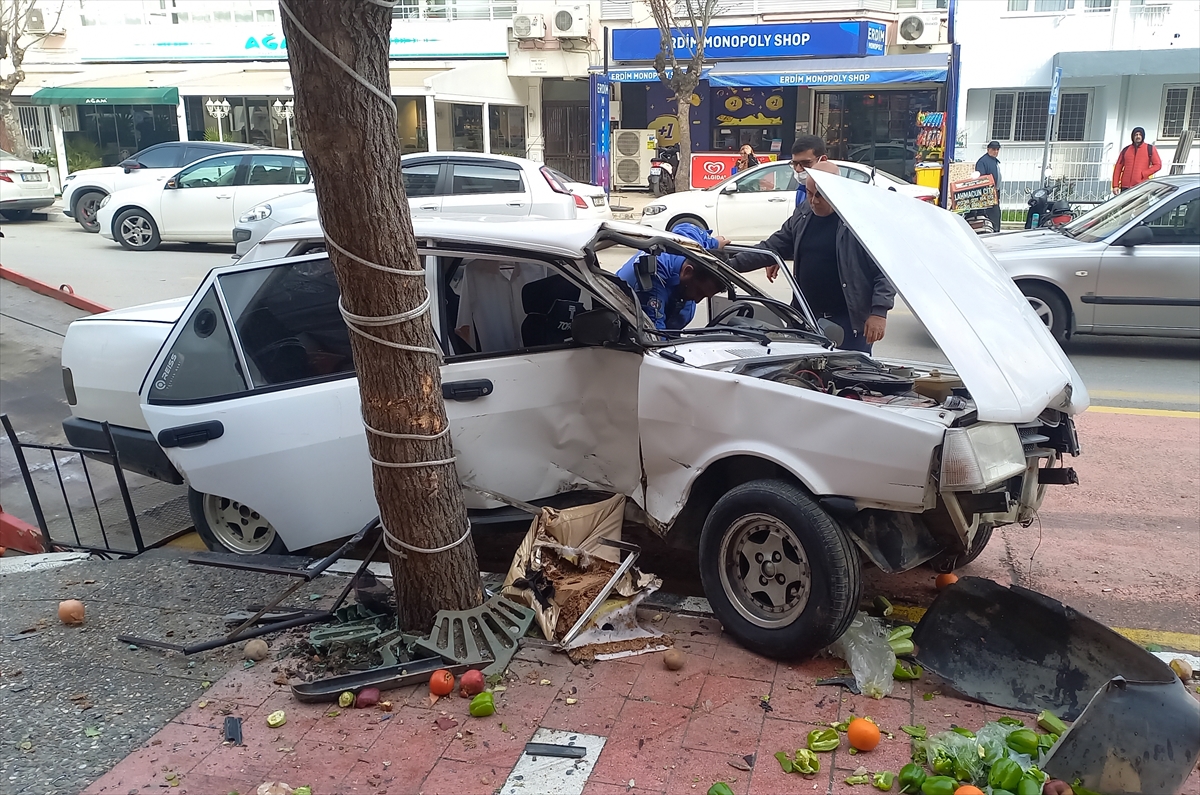 Manisa'da Yoldan çıkan otomobilin ağaca çarptığı kazada 2 kişi yaralandı