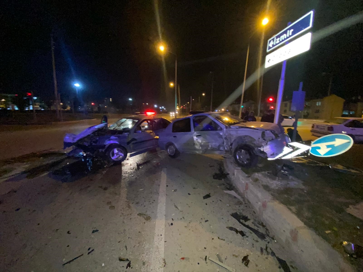 Afyonkarahisar'da İki Otomobil Çarpıştı: 7 Yaralı