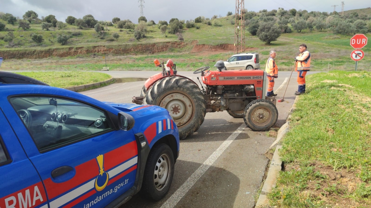 Ödemiş'te traktörle otomobilin çarpışması sonucu 5 kişi yaralandı