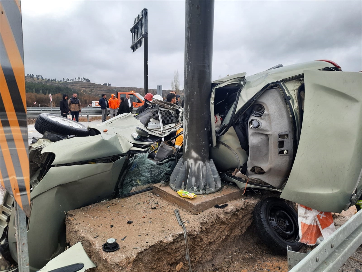 Kütahya'da yön levhasına çarpan otomobilin sürücüsü öldü