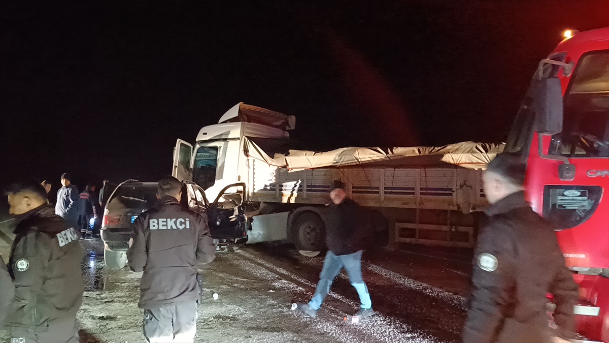 Afyonkarahisar'da tır ile cip çarpıştı, 2'si polis memuru 4 kişi yaralandı