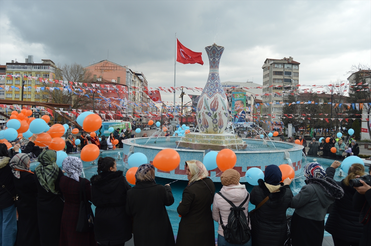 Kütahya’da kadınlar Çinili Vazo'dan gökyüzüne balon bıraktı