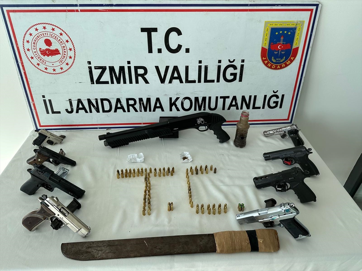 İzmir'de ruhsatsız silahlar ele geçirildi, 3 şüpheli gözaltına alındı