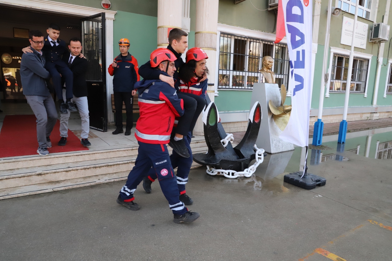 İzmir'de deprem tatbikatı yapıldı