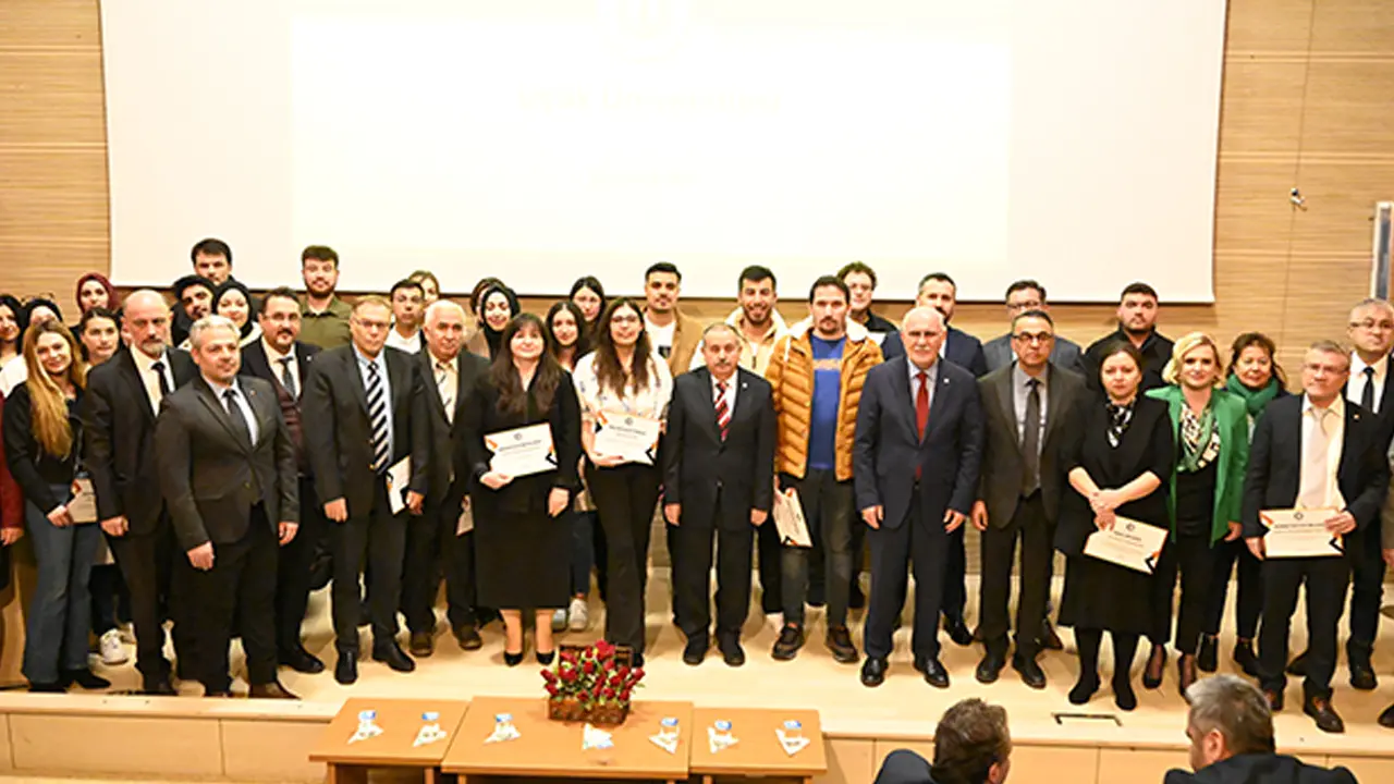 Uşak’ta Performanslı Eğitimciye Ödül