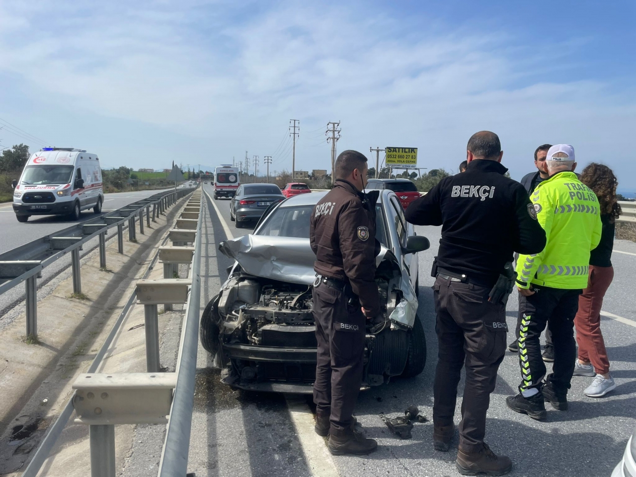 Kuşadası'nda otomobilin bariyerlere çarpması sonucu 5 kişi yaralandı