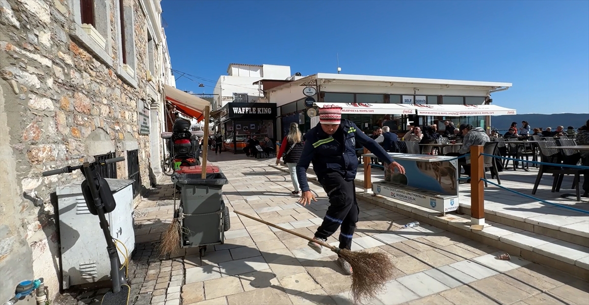 Bodrumlu temizlik personeli işini müziğin ritmine kapılarak yapıyor