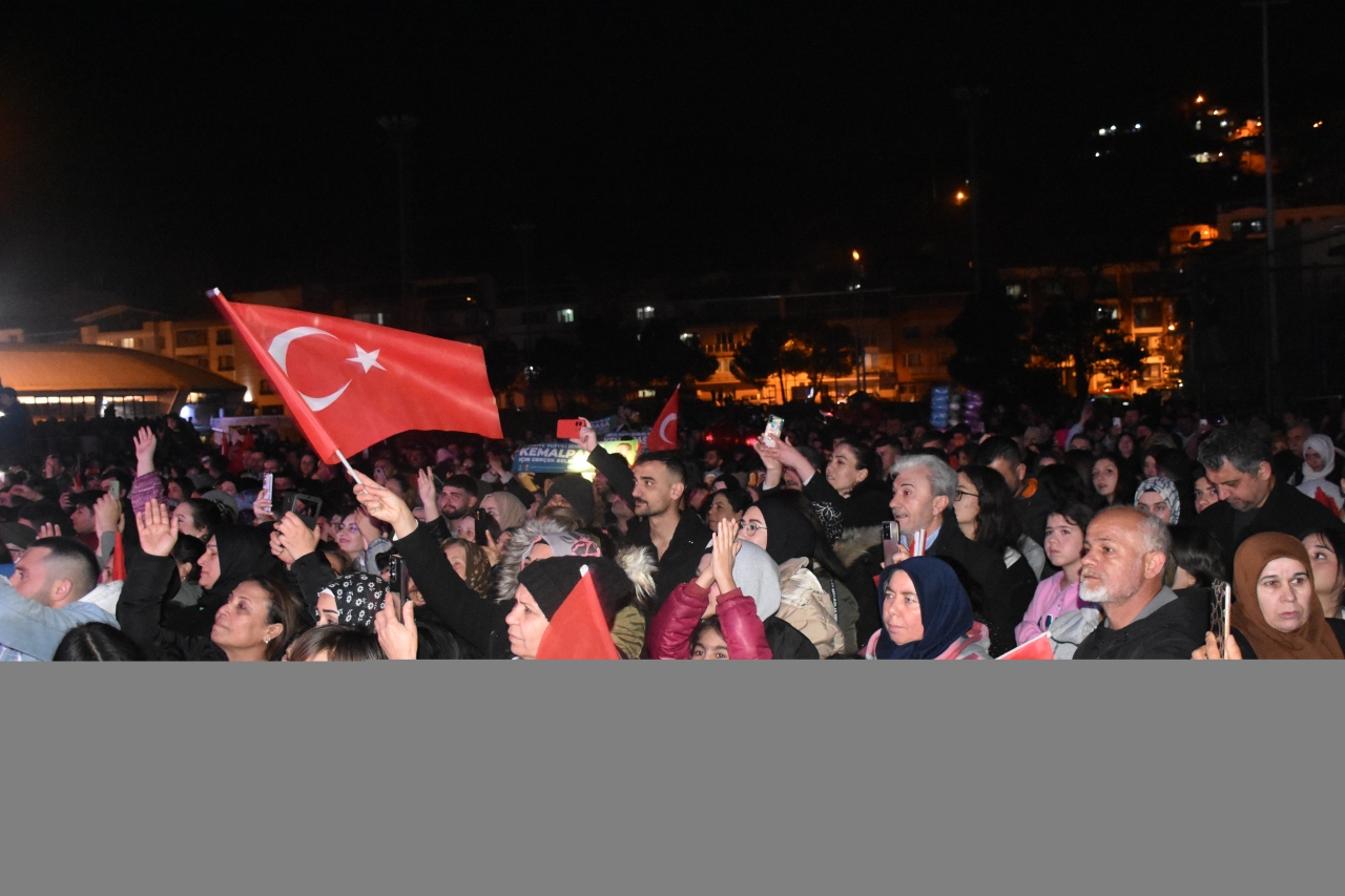 Mustafa Ceceli Kemalpaşa'da konser verdi