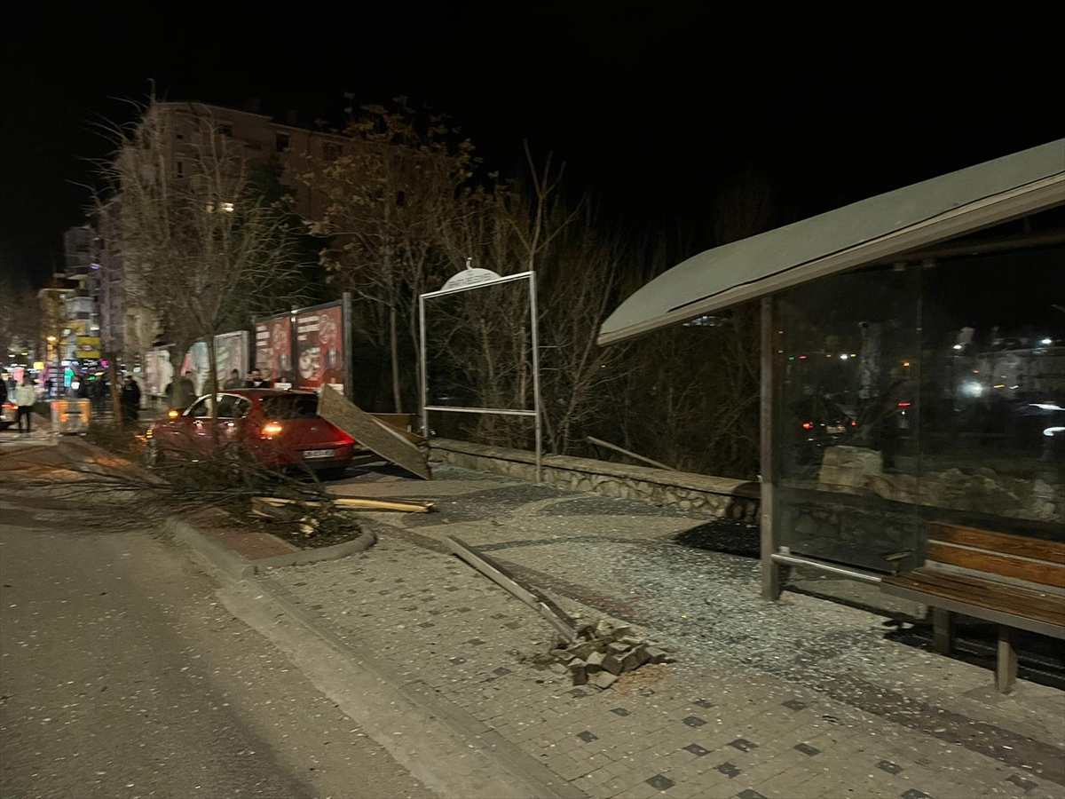 Otomobil otobüs durağına çarptı