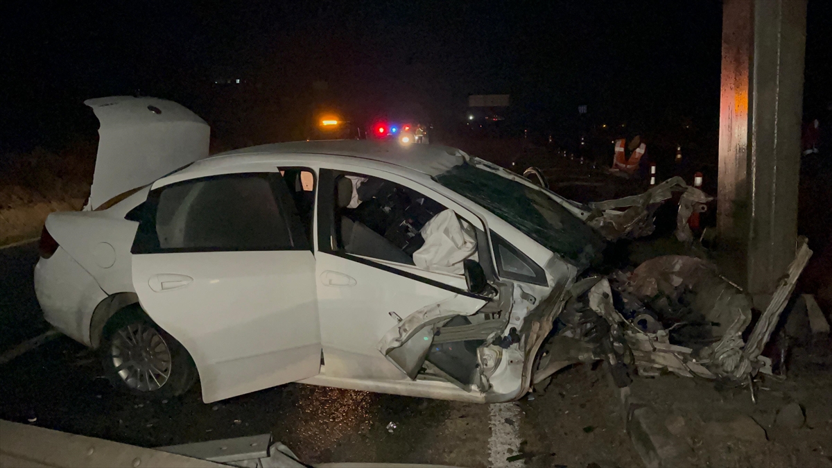 Yön levhasına çarpan otomobilin sürücüsü öldü