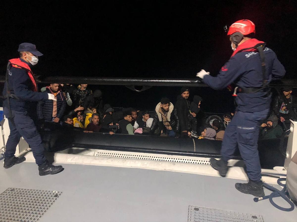 Muğla açıklarında lastik bottaki 39 düzensiz göçmen kurtarıldı
