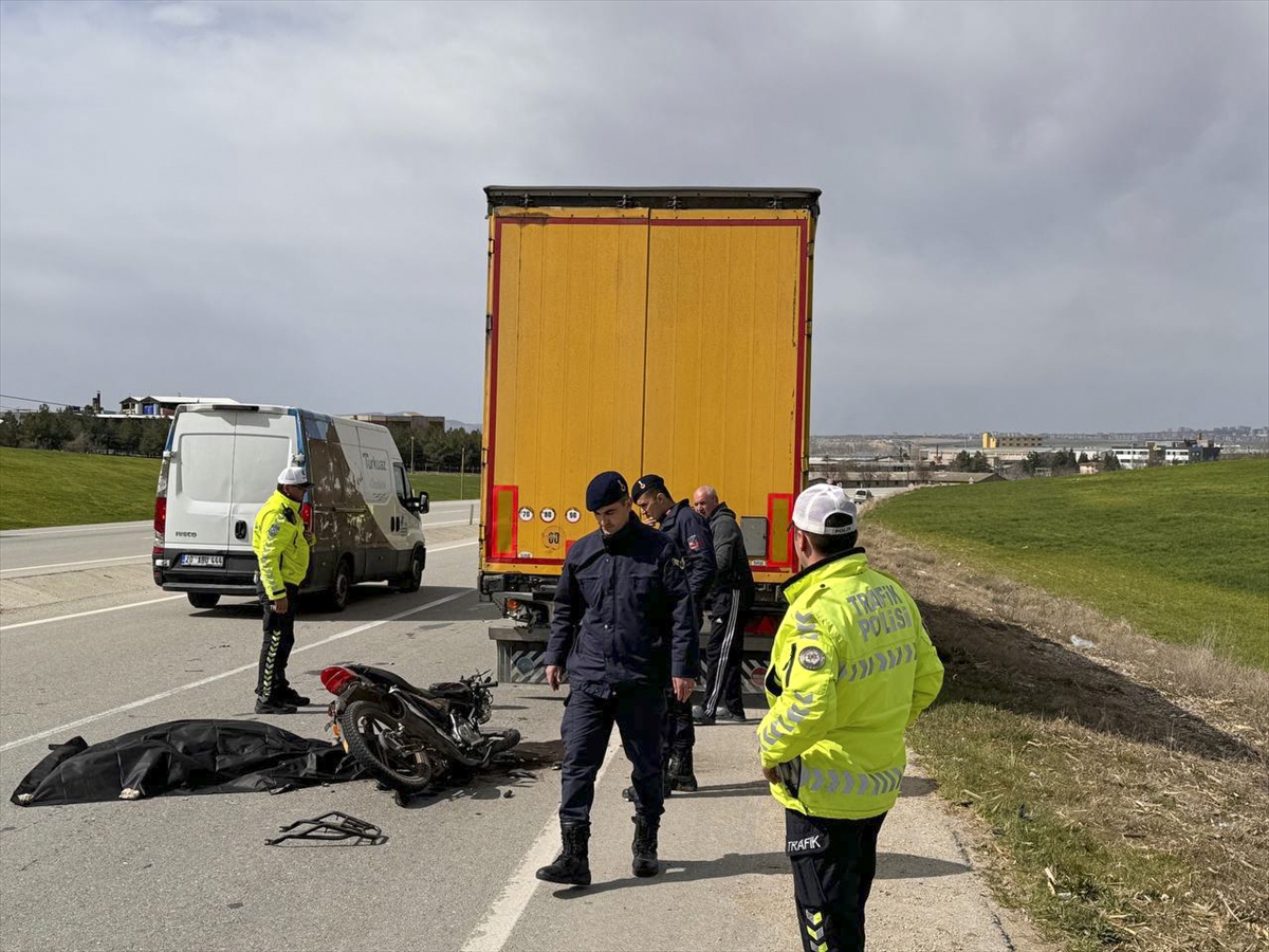 Uşak'ta Motosiklet TIR Dorsesine Çarptı: Sürücü Mehmet Zeybek Öldü