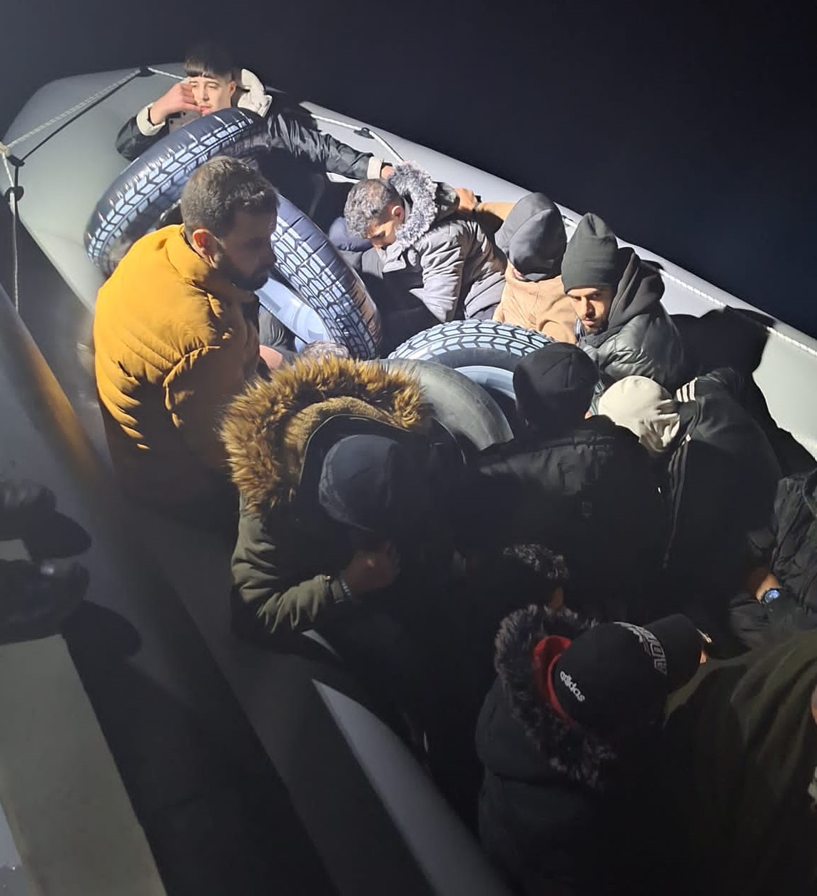 İzmir açıklarında 46 düzensiz göçmen kurtarıldı, 21 göçmen yakalandı