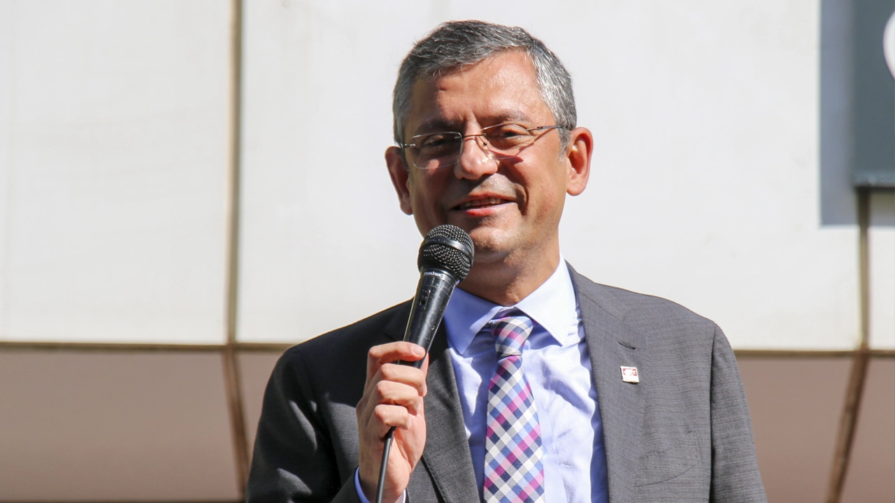 CHP Genel Başkanı Özgür Özel, İzmir'de halk buluşmasında konuştu