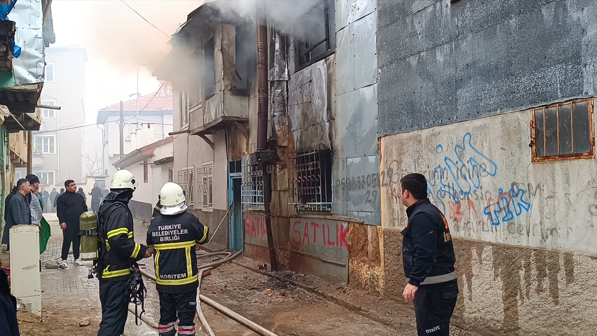 Sandıklı'da metruk bir binada çıkan yangın söndürüldü