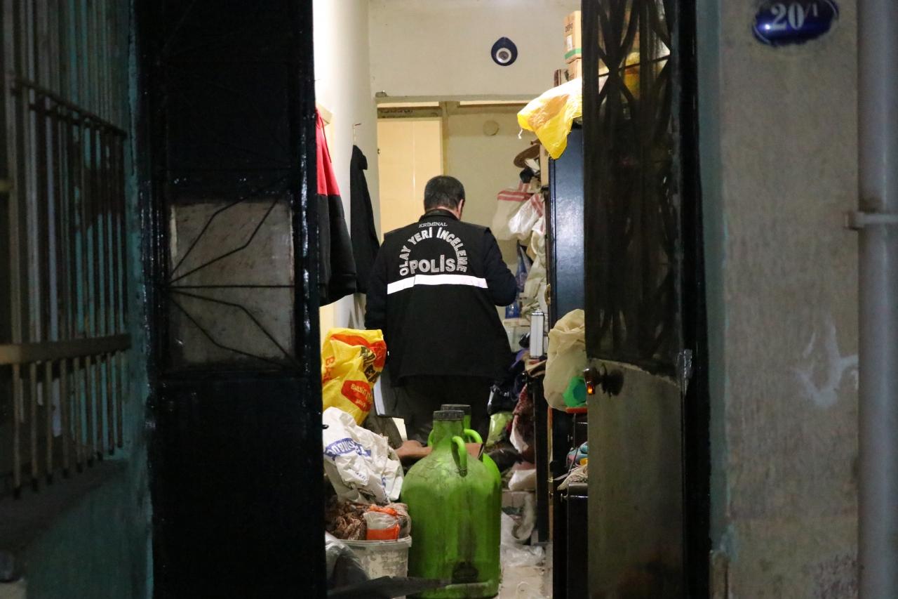 İzmir'de evinde bıçaklanan kişi hastanede öldü