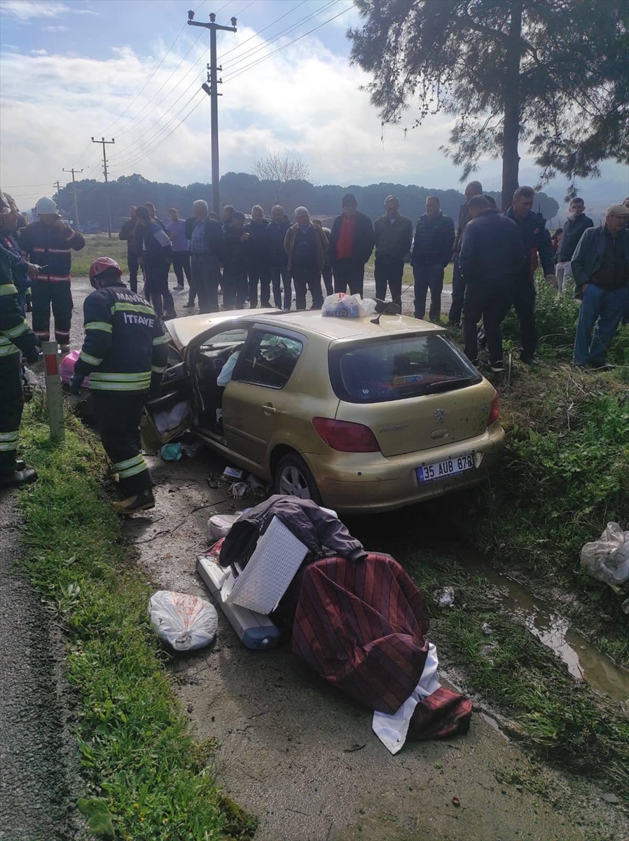 Manisa'da menfeze çarpan otomobildeki 2 kişi yaralandı