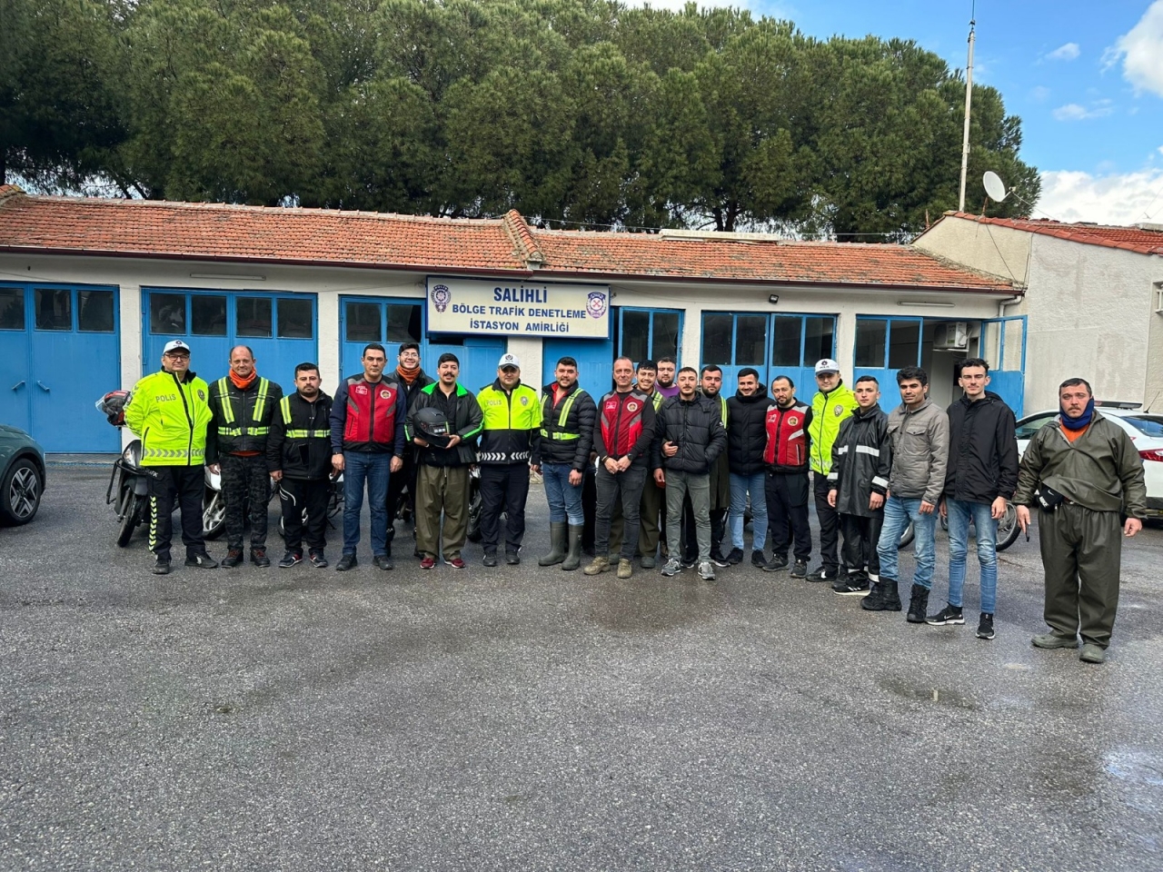 Salihli’de motokuryelere güvenli sürüş eğitimi verildi