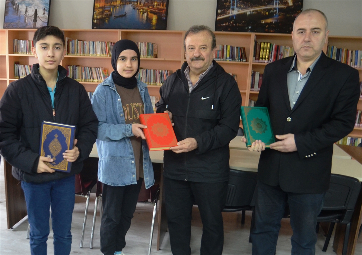 Kütahyalı emekli kütüphaneciden okul kütüphanelerine Kur'an-ı Kerim desteği