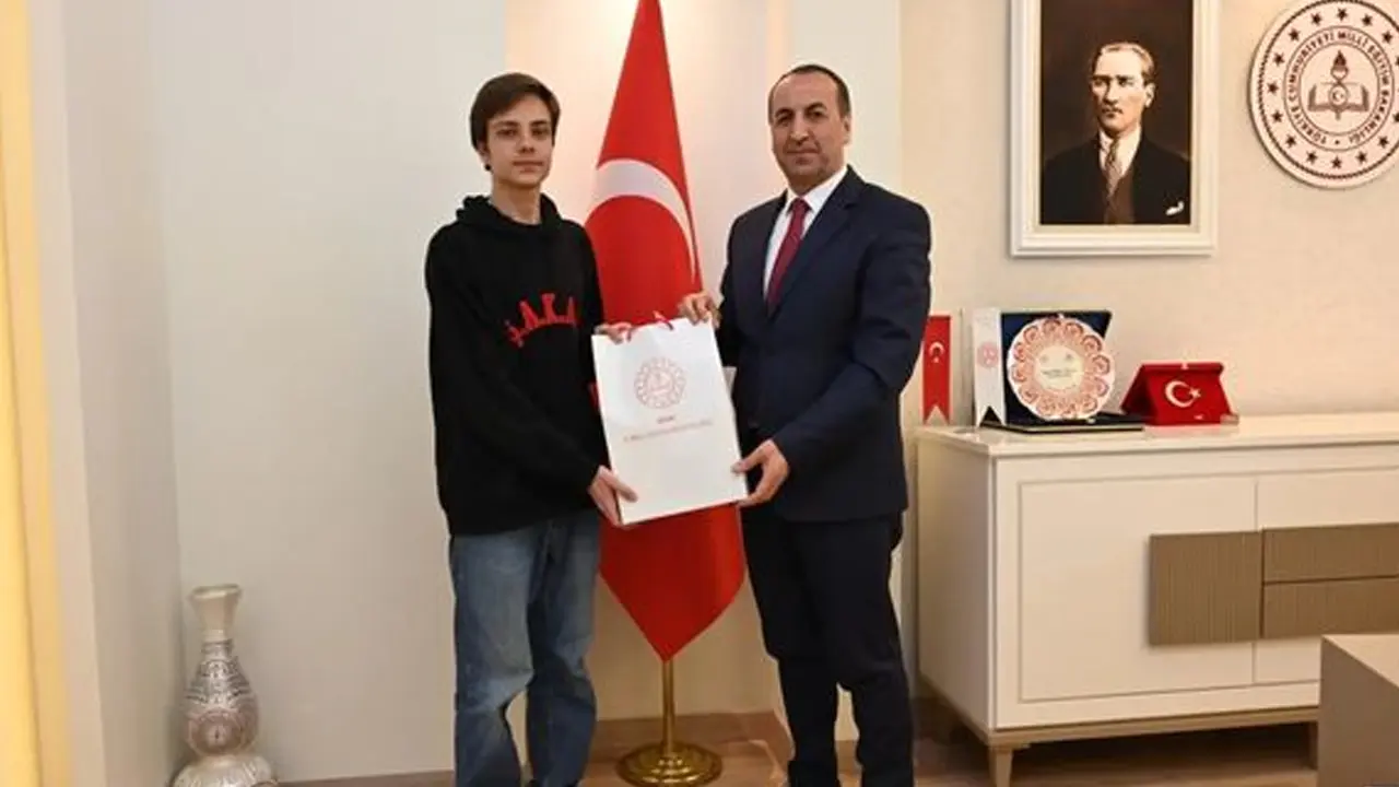 Uşak Milli Eğitim Müdürü Vatan Sevgisini En İyi Anlatan Öğrenciye Ödül Verdi