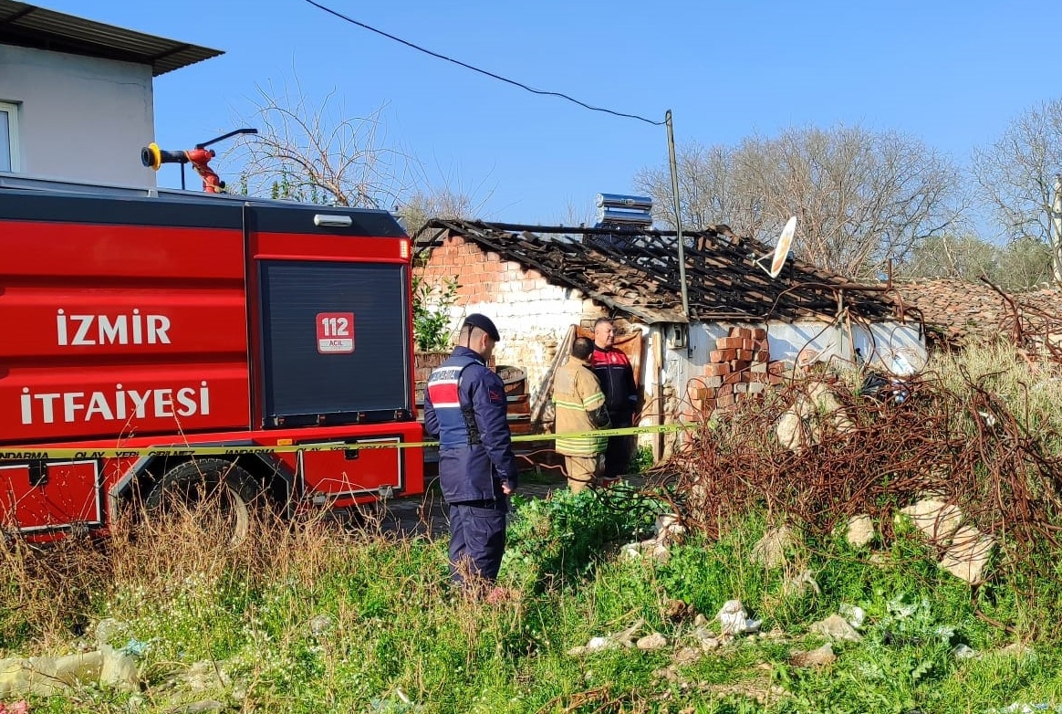 İzmir'de ev yangınında bir kişi hayatını kaybetti