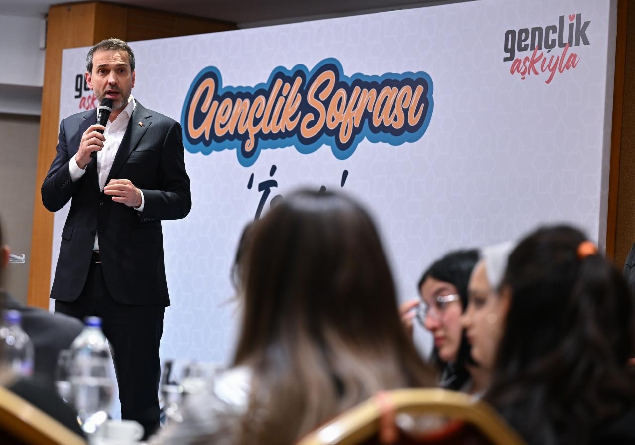 Enerji ve Tabii Kaynaklar Bakanı Bayraktar, İzmir'de gençlerle sahur yaptı