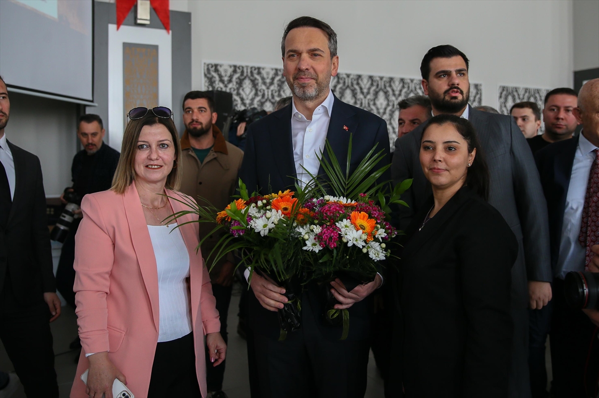 Bakan Bayraktar, İzmir Kınık'ta STK ve sektör temsilcileriyle buluştu: