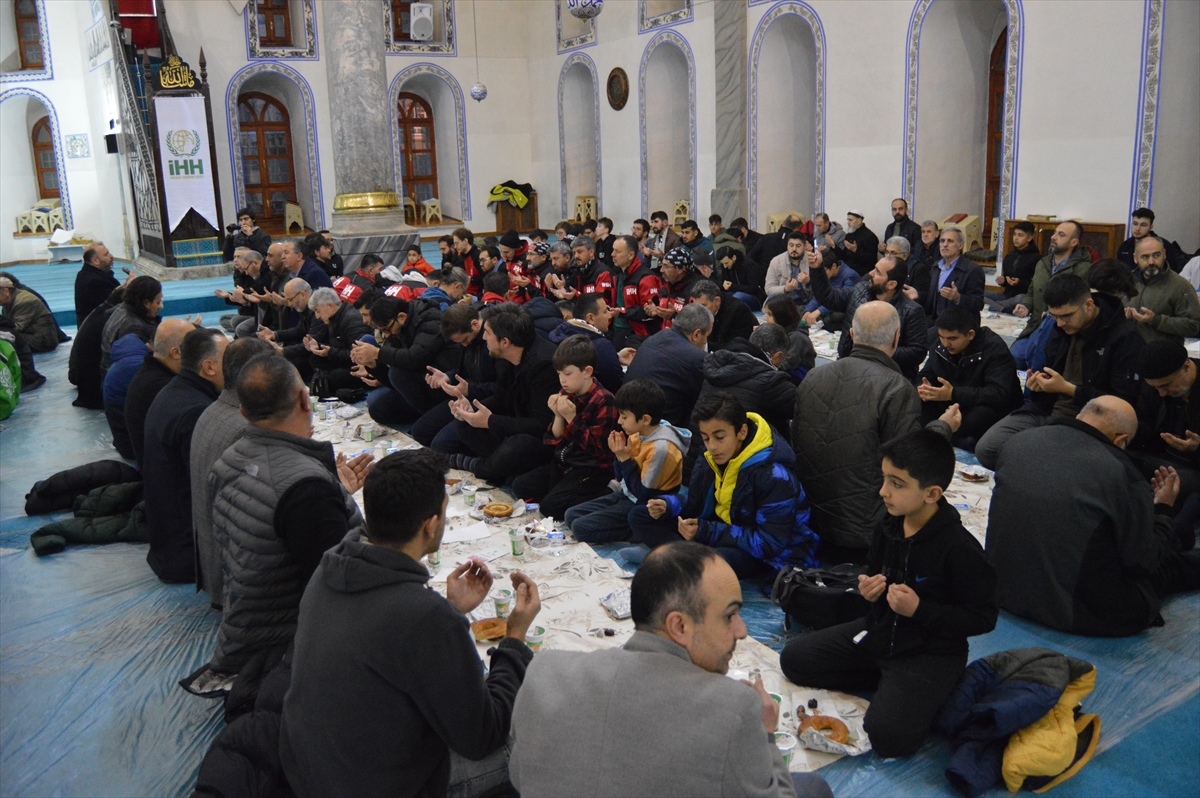 Kütahya'da hurma, su, ayran ve simitle "Ümmet İftarı" yapıldı