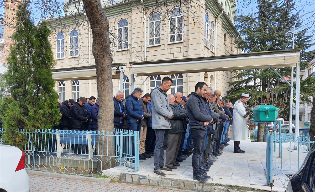 Kütahya'da camide kalp krizi geçirip ölen kişi aynı camideki törenle defnedildi