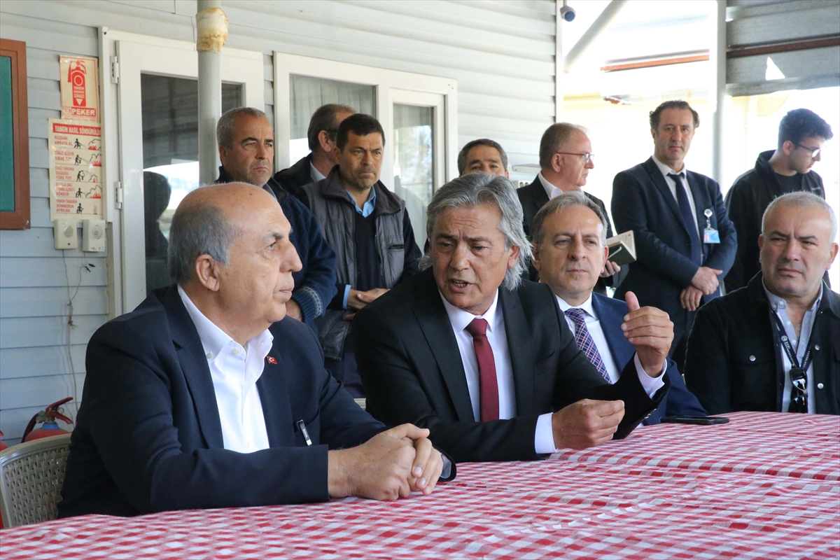 Muğla Büyükşehir Belediye Başkan adayı Ayaydın, havalimanında taksicilerle buluştu