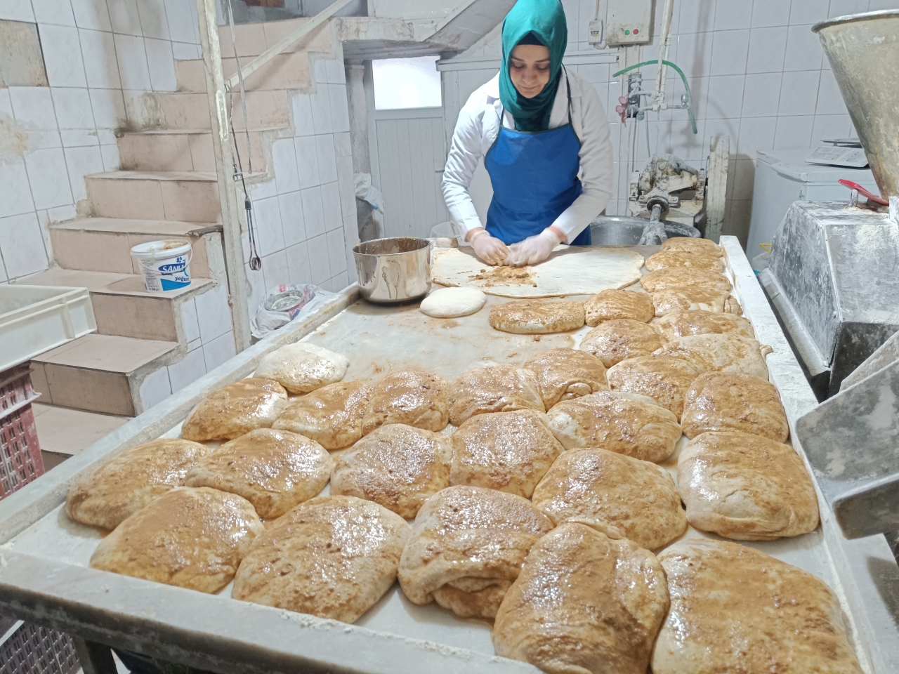 Afyonkarahisar'da ramazanın vazgeçilmezi "haşhaşlı tahinli pide" sahur sofralarında yerini aldı