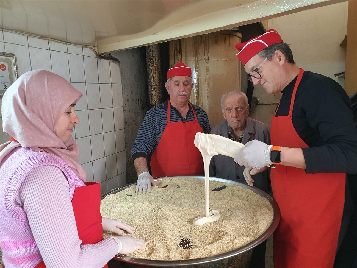 Manisa'da ramazan ayına özel yapılan susamlı helva, iftar sofralarını lezzetlendiriyor