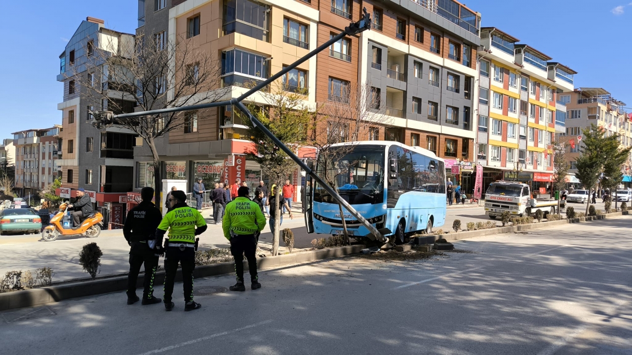 Kütahya'da Özel Halk Otobüsü Aydınlatma Direğine Çarptı: 2 Yaralı