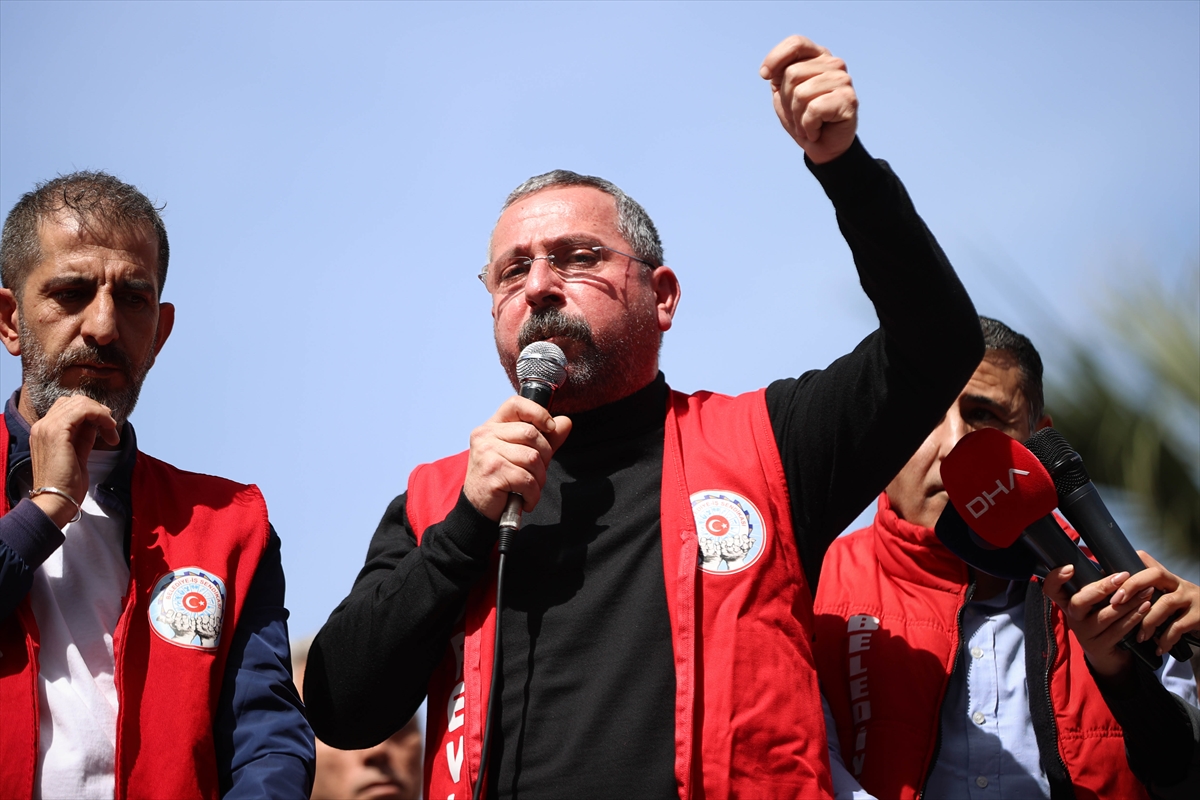 İzmir'de TİS görüşmelerinden sonuç alamayan Büyükşehir Belediyesi işçileri eylem yaptı